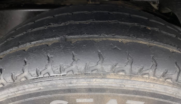 2017 Mahindra TUV300 T8, Diesel, Manual, 40,063 km, Left Rear Tyre Tread