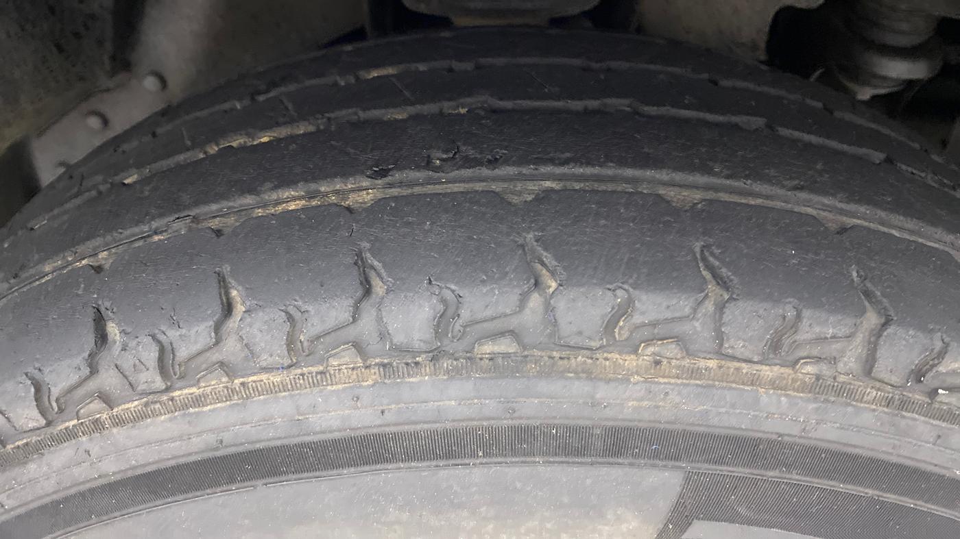 2017 Mahindra TUV300 T8, Diesel, Manual, 40,063 km, Right Front Tyre Tread