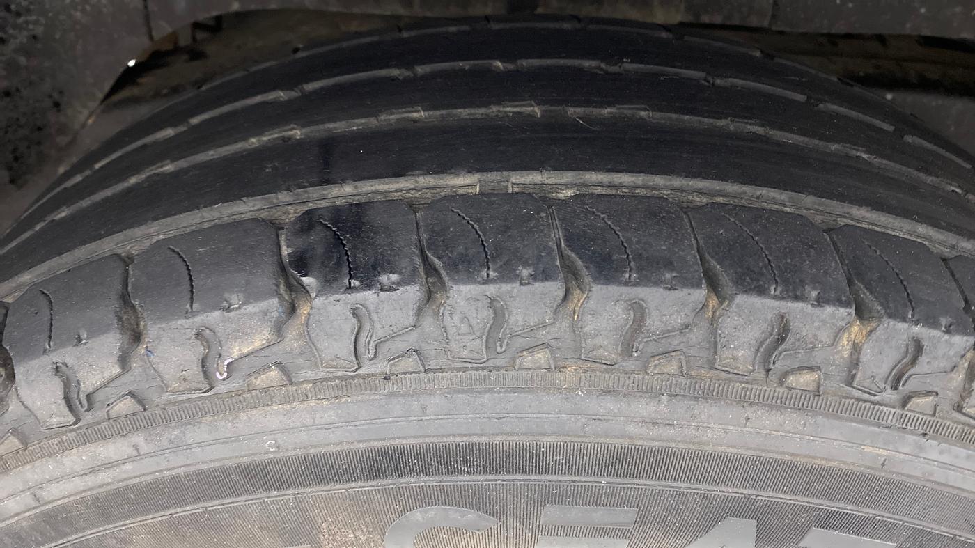 2017 Mahindra TUV300 T8, Diesel, Manual, 40,063 km, Right Rear Tyre Tread
