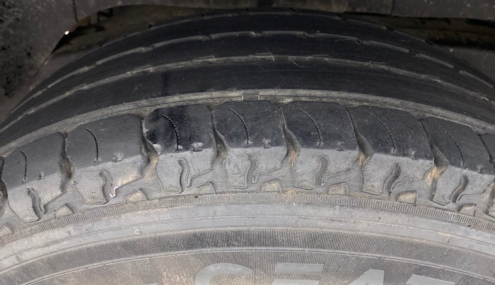 2017 Mahindra TUV300 T8, Diesel, Manual, 40,063 km, Right Rear Tyre Tread