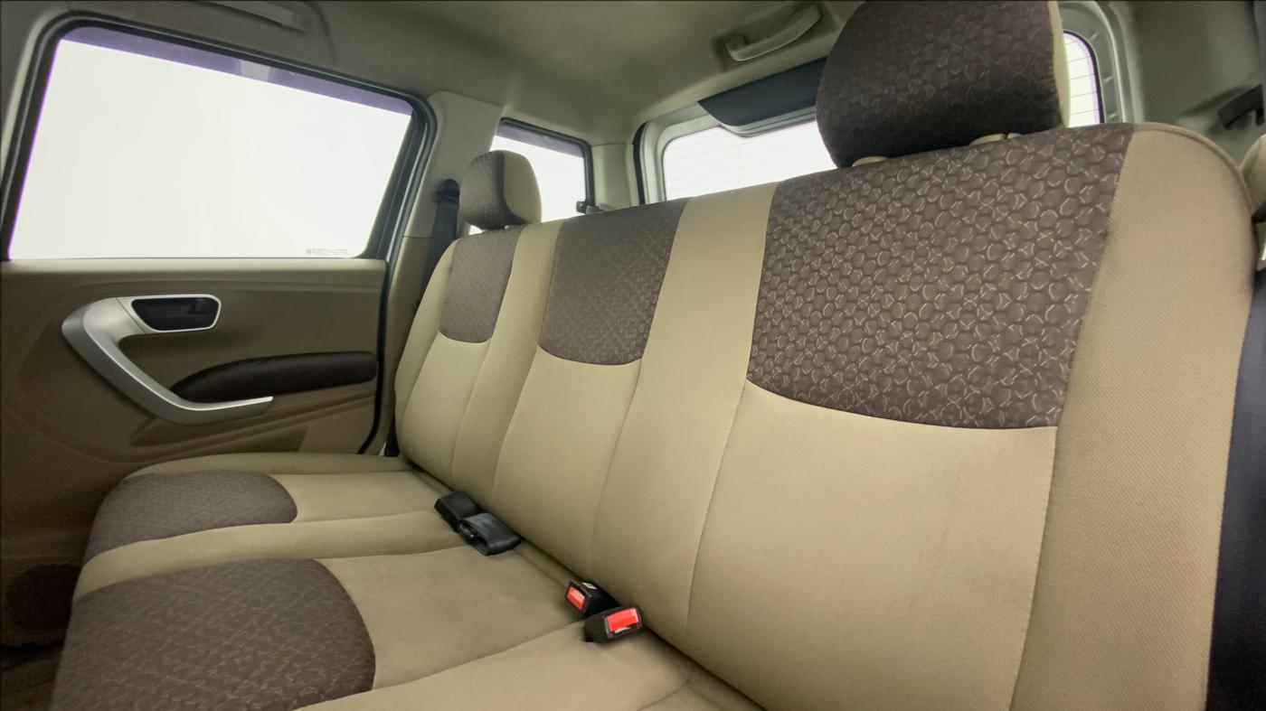 2017 Mahindra TUV300 T8, Diesel, Manual, 40,063 km, Right Side Rear Door Cabin