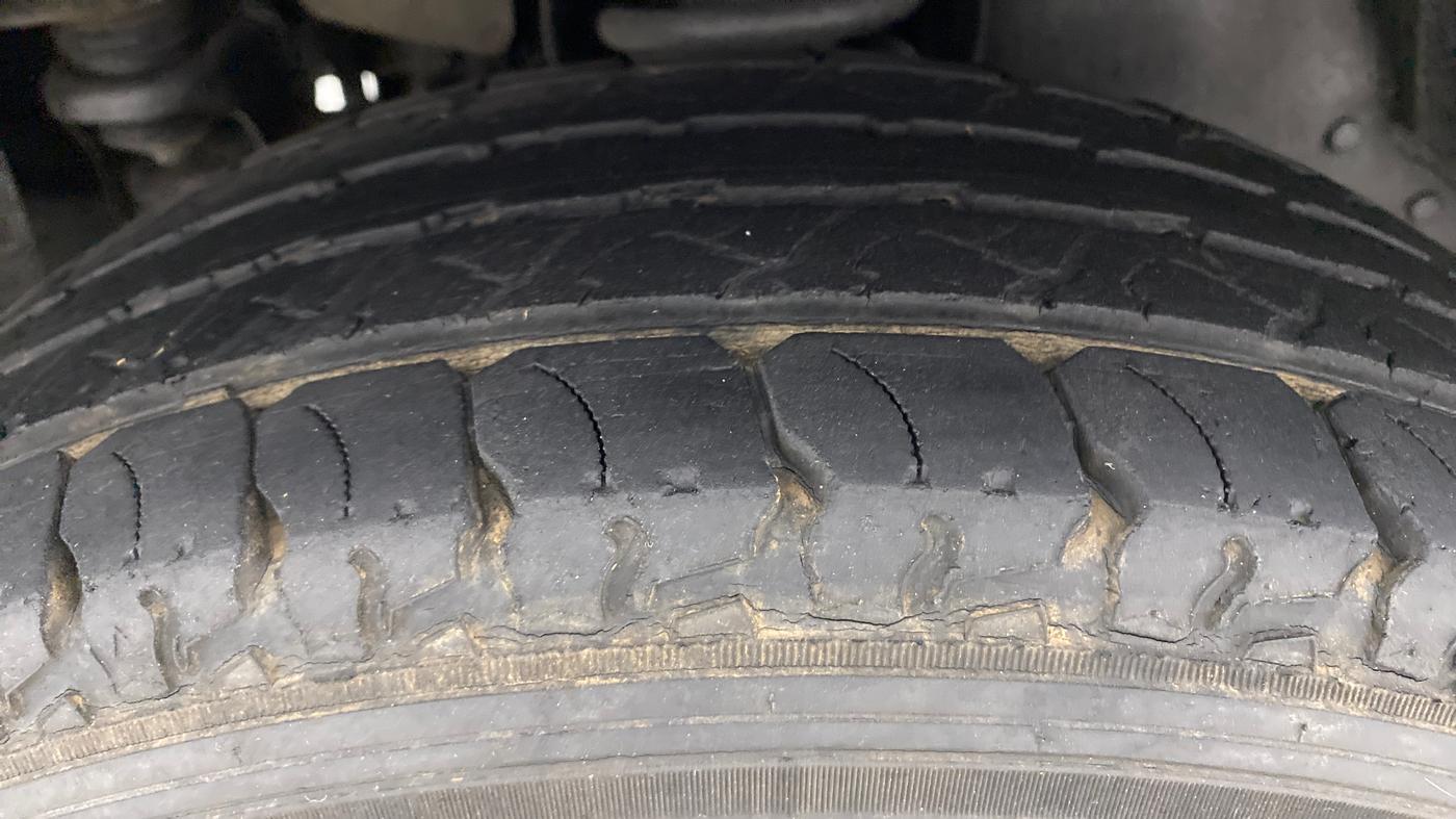 2017 Mahindra TUV300 T8, Diesel, Manual, 40,063 km, Left Front Tyre Tread
