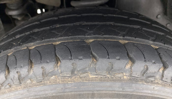 2017 Mahindra TUV300 T8, Diesel, Manual, 40,063 km, Left Front Tyre Tread