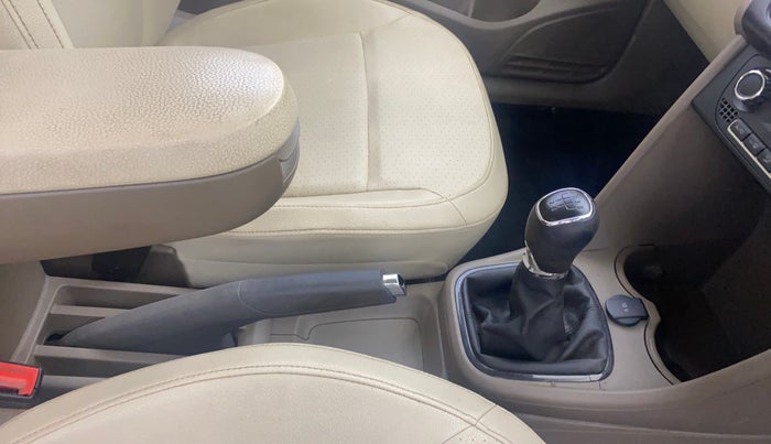 2015 Skoda Rapid ELEGANCE 1.6 MPI MT, Petrol, Manual, 75,596 km, Gear Lever