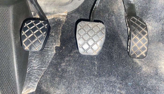 2015 Skoda Rapid ELEGANCE 1.6 MPI MT, Petrol, Manual, 75,596 km, Pedals