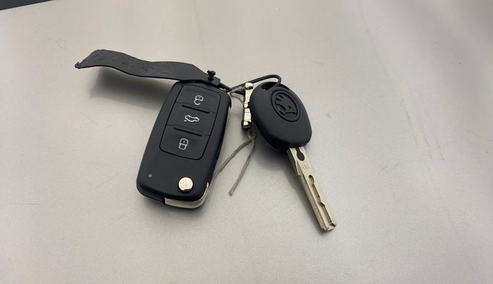 2015 Skoda Rapid ELEGANCE 1.6 MPI MT, Petrol, Manual, 75,596 km, Key Close Up