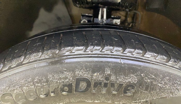 2015 Skoda Rapid ELEGANCE 1.6 MPI MT, Petrol, Manual, 75,596 km, Left Front Tyre Tread