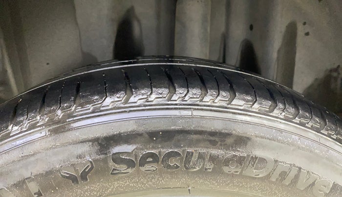 2015 Skoda Rapid ELEGANCE 1.6 MPI MT, Petrol, Manual, 75,596 km, Left Rear Tyre Tread