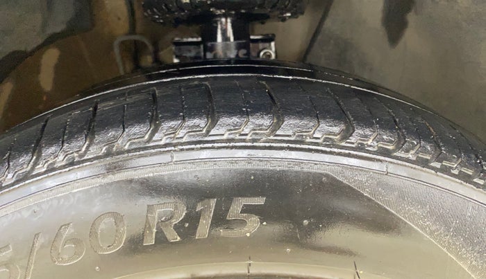 2015 Skoda Rapid ELEGANCE 1.6 MPI MT, Petrol, Manual, 75,596 km, Right Front Tyre Tread