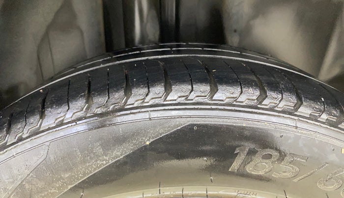 2015 Skoda Rapid ELEGANCE 1.6 MPI MT, Petrol, Manual, 75,596 km, Right Rear Tyre Tread