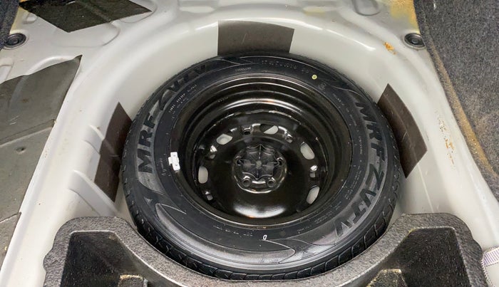 2015 Skoda Rapid ELEGANCE 1.6 MPI MT, Petrol, Manual, 75,596 km, Spare Tyre