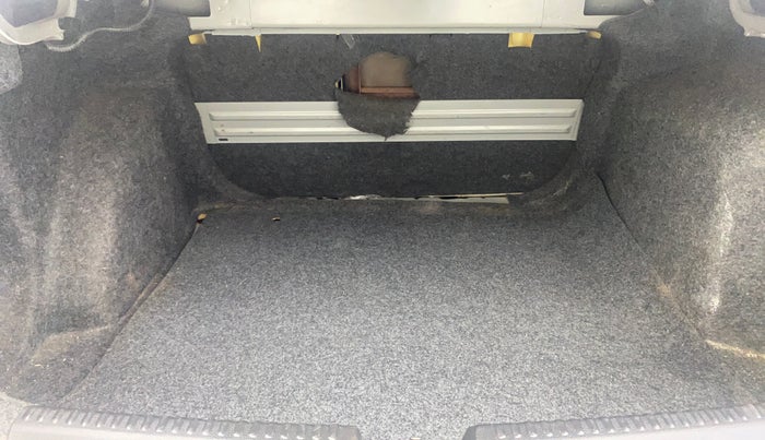 2015 Skoda Rapid ELEGANCE 1.6 MPI MT, Petrol, Manual, 75,596 km, Boot Inside