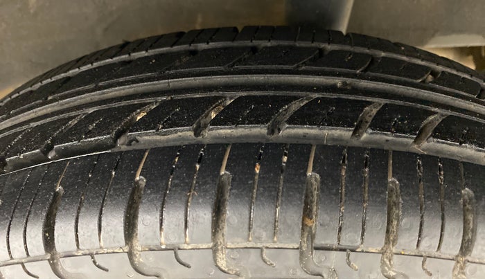 2016 Renault Kwid RXL, Petrol, Manual, 51,044 km, Left Rear Tyre Tread