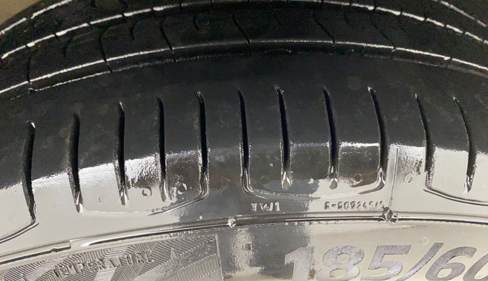 2015 Volkswagen Polo HIGHLINE1.2L, Petrol, Manual, 59,990 km, Right Front Tyre Tread