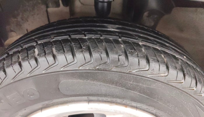 2017 Renault Kwid RXT 0.8, Petrol, Manual, 5,555 km, Left Front Tyre Tread