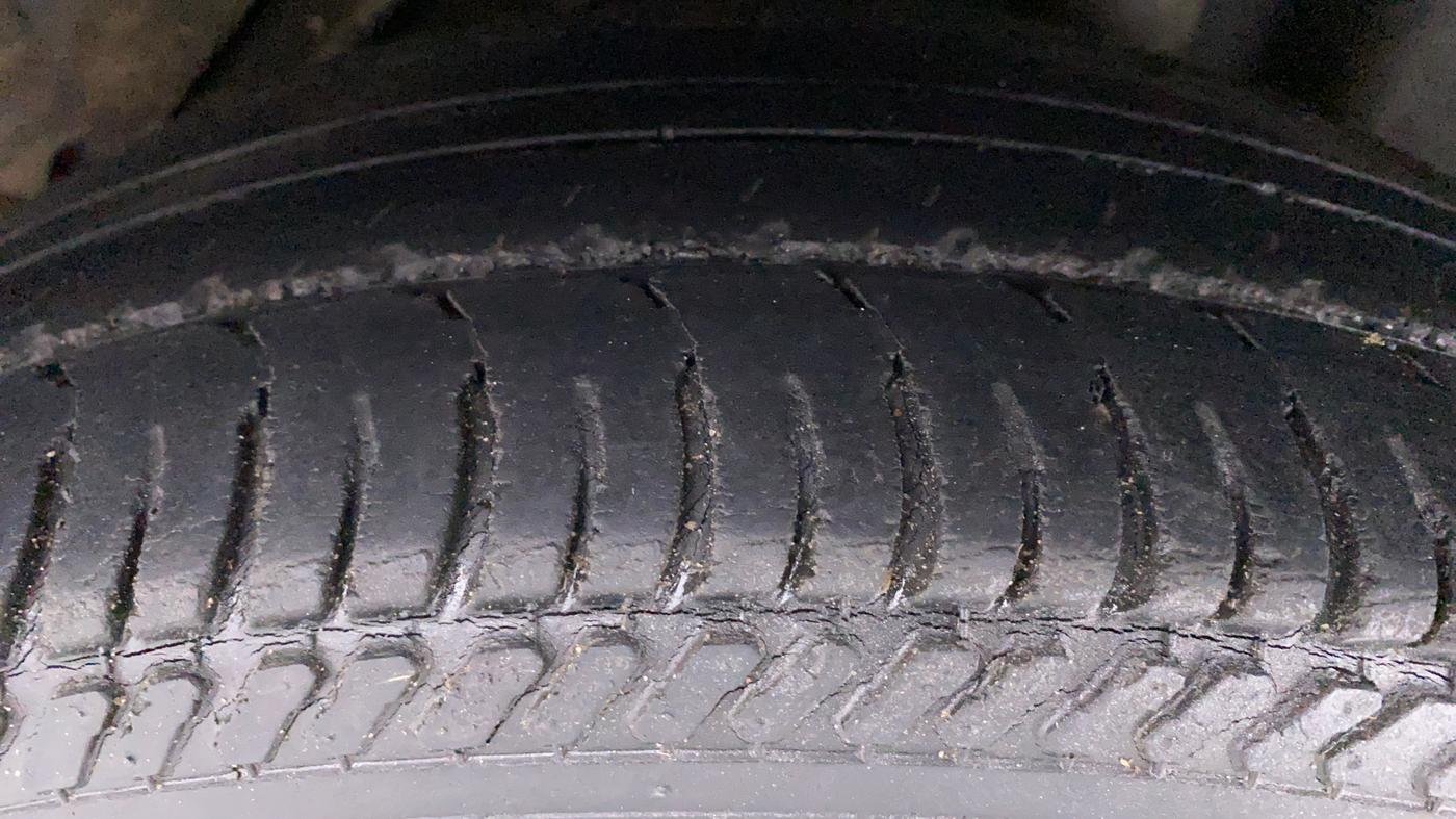 2016 Ford New Figo TITANIUM 1.5 PETROL AT, Petrol, Automatic, 56,776 km, Left Rear Tyre Tread