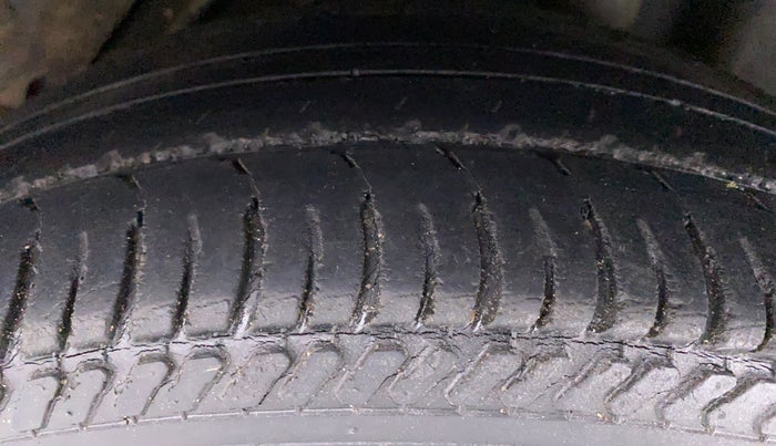 2016 Ford New Figo TITANIUM 1.5 PETROL AT, Petrol, Automatic, 56,776 km, Left Rear Tyre Tread