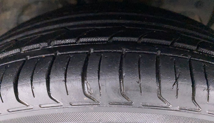 2016 Ford New Figo TITANIUM 1.5 PETROL AT, Petrol, Automatic, 56,776 km, Right Front Tyre Tread