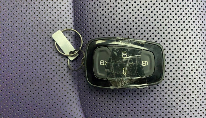 2023 Tata NEXON FEARLESS PURPLE + SUNROOF DUAL TONE 1.2 PETROL, Petrol, Manual, 42,318 km, Key Close Up