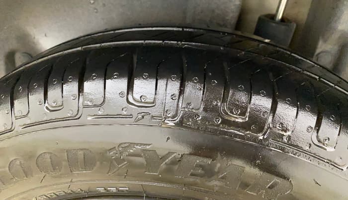 2013 Maruti Swift VXI, Petrol, Manual, 44,681 km, Left Rear Tyre Tread