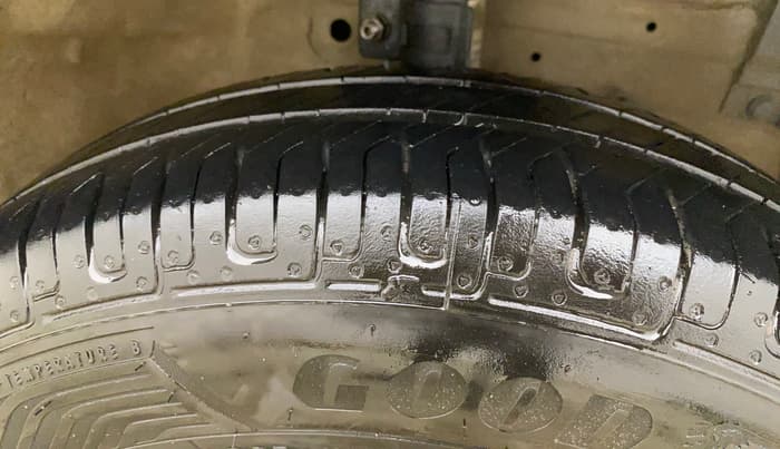 2013 Maruti Swift VXI, Petrol, Manual, 44,681 km, Right Front Tyre Tread