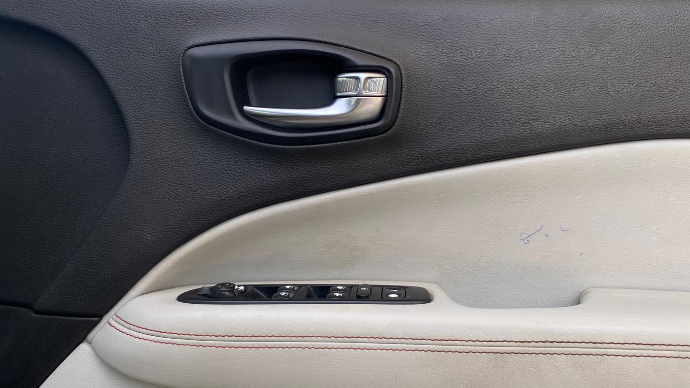 2018 Jeep Compass LIMITED 2.0 DIESEL, Diesel, Manual, 1,16,526 km, Driver Side Door Panels Control