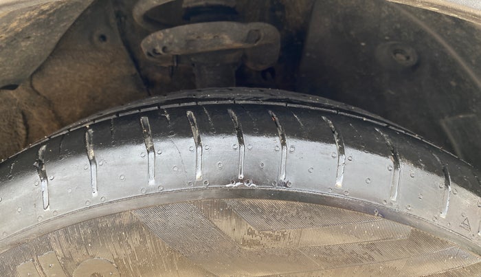 2022 KIA CARENS PRESTIGE PLUS 1.4 PETROL 7 STR, Petrol, Manual, 61,979 km, Right Front Tyre Tread