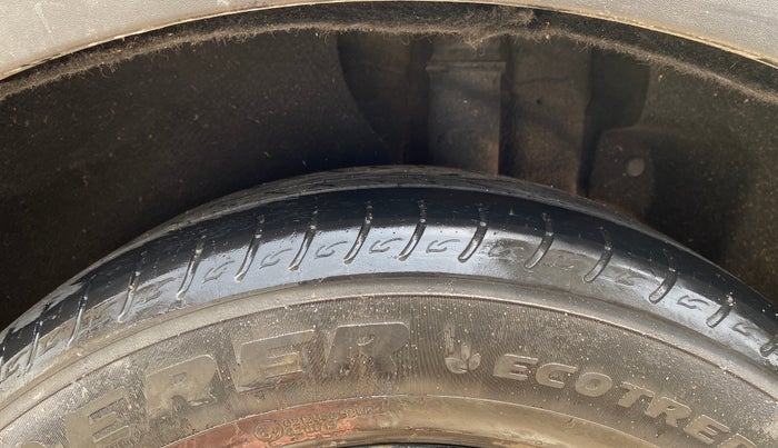 2022 KIA CARENS PRESTIGE PLUS 1.4 PETROL 7 STR, Petrol, Manual, 61,979 km, Left Rear Tyre Tread