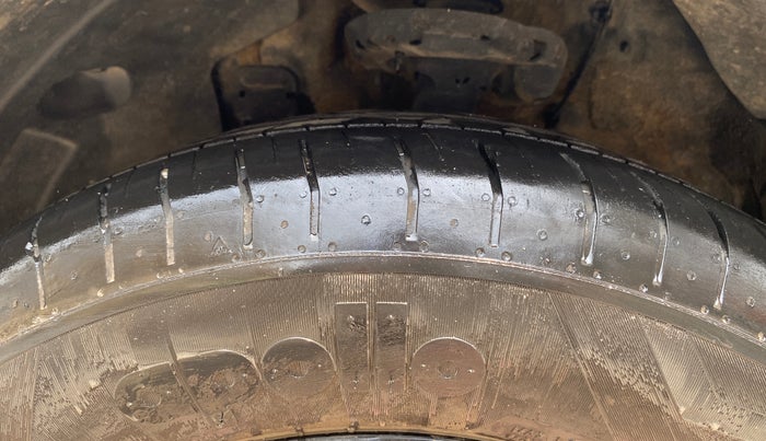 2022 KIA CARENS PRESTIGE PLUS 1.4 PETROL 7 STR, Petrol, Manual, 61,979 km, Left Front Tyre Tread