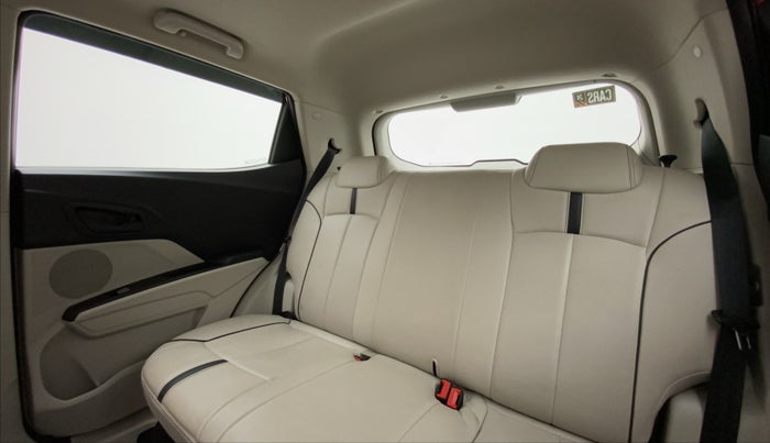 2022 Mahindra XUV300 W6 1.2 PETROL, Petrol, Manual, 7,648 km, Right Side Rear Door Cabin