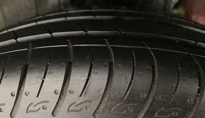 2022 Mahindra XUV300 W6 1.2 PETROL, Petrol, Manual, 7,648 km, Right Rear Tyre Tread