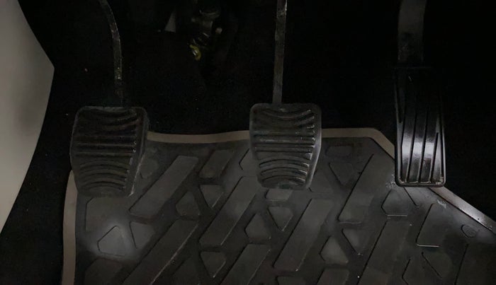 2022 Mahindra XUV300 W6 1.2 PETROL, Petrol, Manual, 7,648 km, Pedals