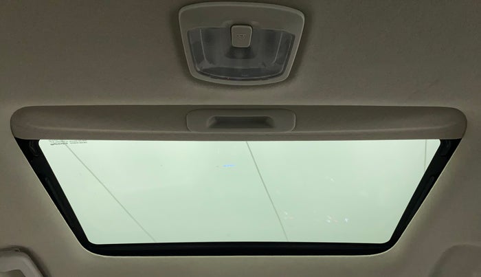 2022 Mahindra XUV300 W6 1.2 PETROL, Petrol, Manual, 7,648 km, Moonroof/ Sunroof