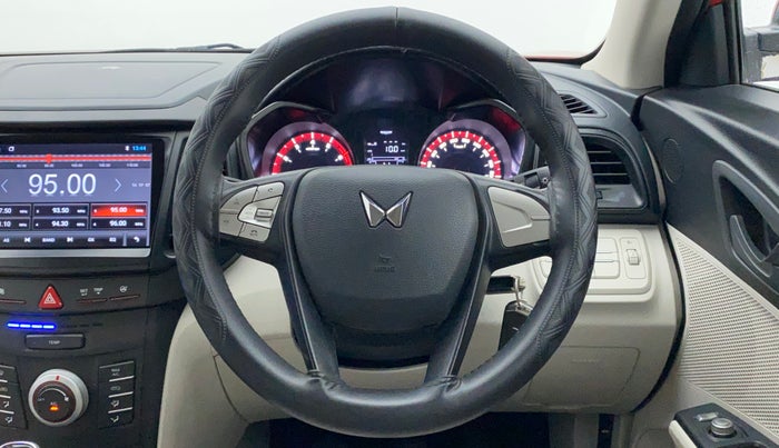 2022 Mahindra XUV300 W6 1.2 PETROL, Petrol, Manual, 7,648 km, Steering Wheel Close Up