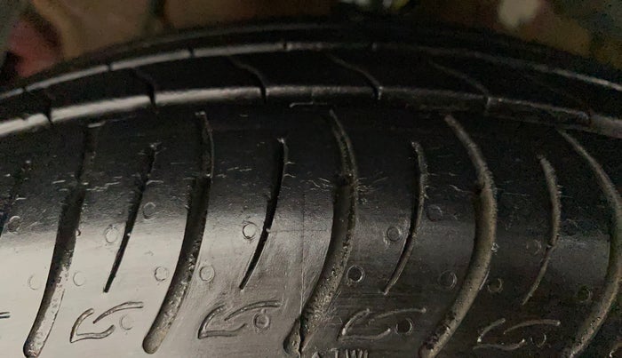 2022 Mahindra XUV300 W6 1.2 PETROL, Petrol, Manual, 7,648 km, Left Front Tyre Tread