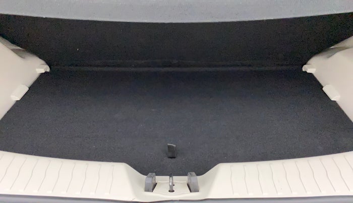 2022 Mahindra XUV300 W6 1.2 PETROL, Petrol, Manual, 7,648 km, Boot Inside