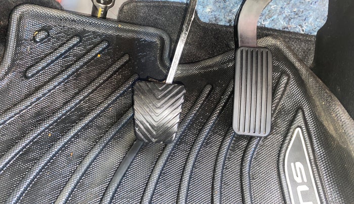 2023 KIA CARENS PRESTIGE PLUS 1.5 PETROL IMT 7 STR, Petrol, Manual, 18,039 km, Pedals