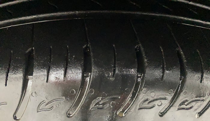 2023 KIA CARENS PRESTIGE PLUS 1.5 PETROL IMT 7 STR, Petrol, Manual, 18,039 km, Left Front Tyre Tread