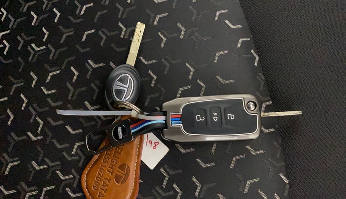 2024 Tata Tiago XM PETROL, Petrol, Manual, 37,497 km, Key Close Up