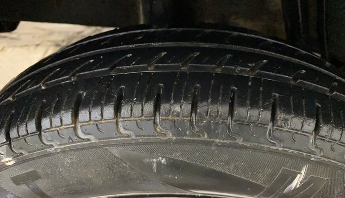 2017 Renault Kwid RXL 0.8 02 Anniversary Edition, Petrol, Manual, 72,573 km, Right Rear Tyre Tread