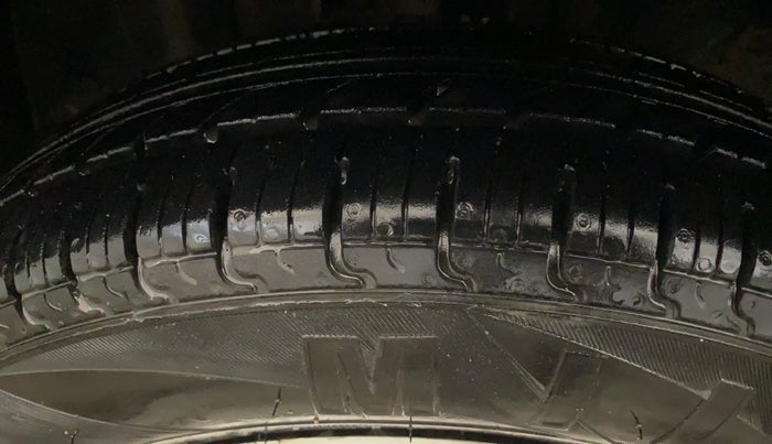 2017 Renault Kwid RXL 0.8 02 Anniversary Edition, Petrol, Manual, 72,573 km, Left Front Tyre Tread