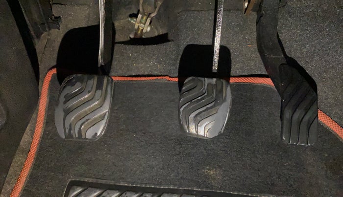 2017 Renault Kwid RXL 0.8 02 Anniversary Edition, Petrol, Manual, 72,573 km, Pedals