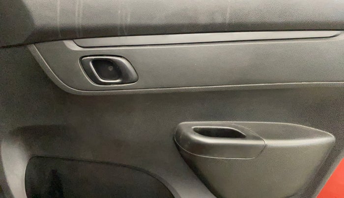 2017 Renault Kwid RXL 0.8 02 Anniversary Edition, Petrol, Manual, 72,573 km, Driver Side Door Panels Control