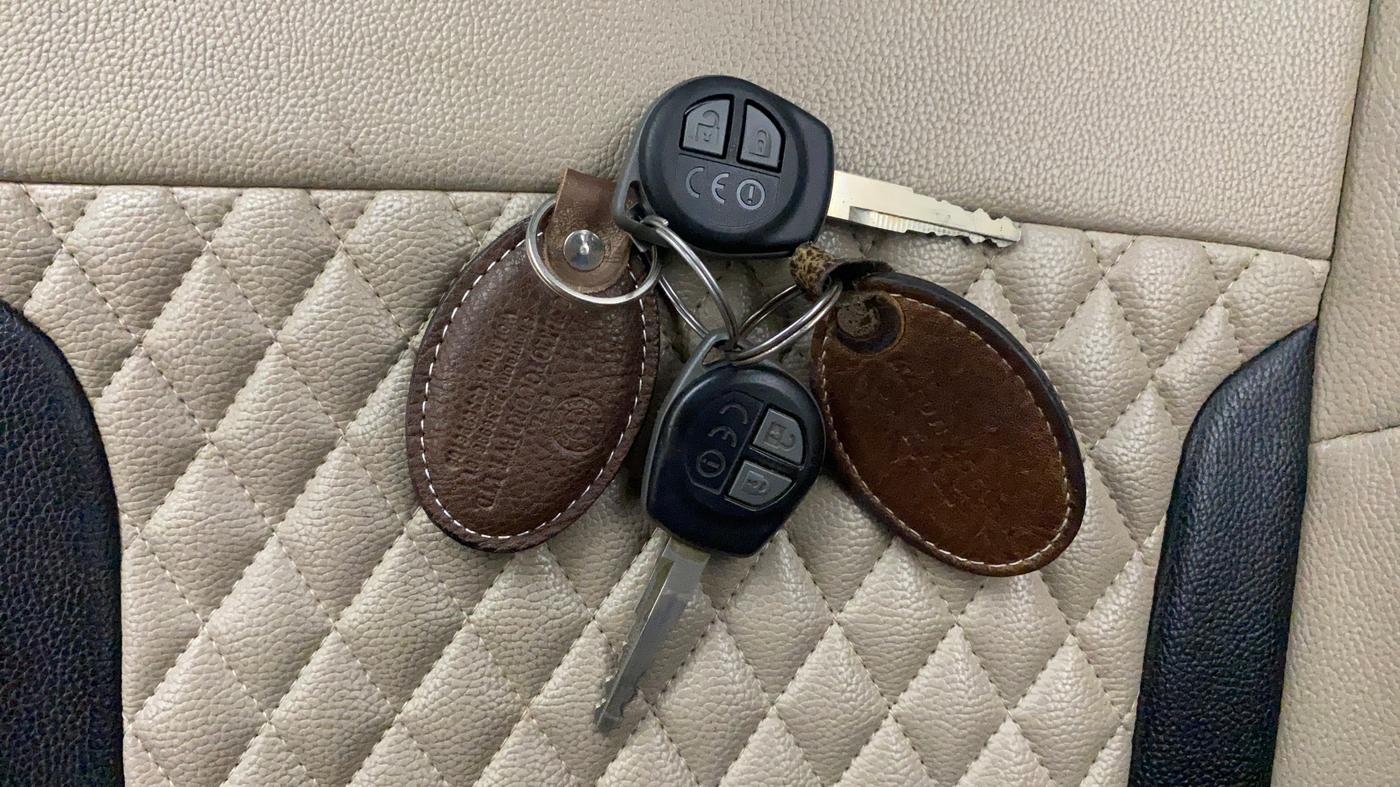 2017 Maruti Dzire VXI, Petrol, Manual, 34,400 km, Key Close Up