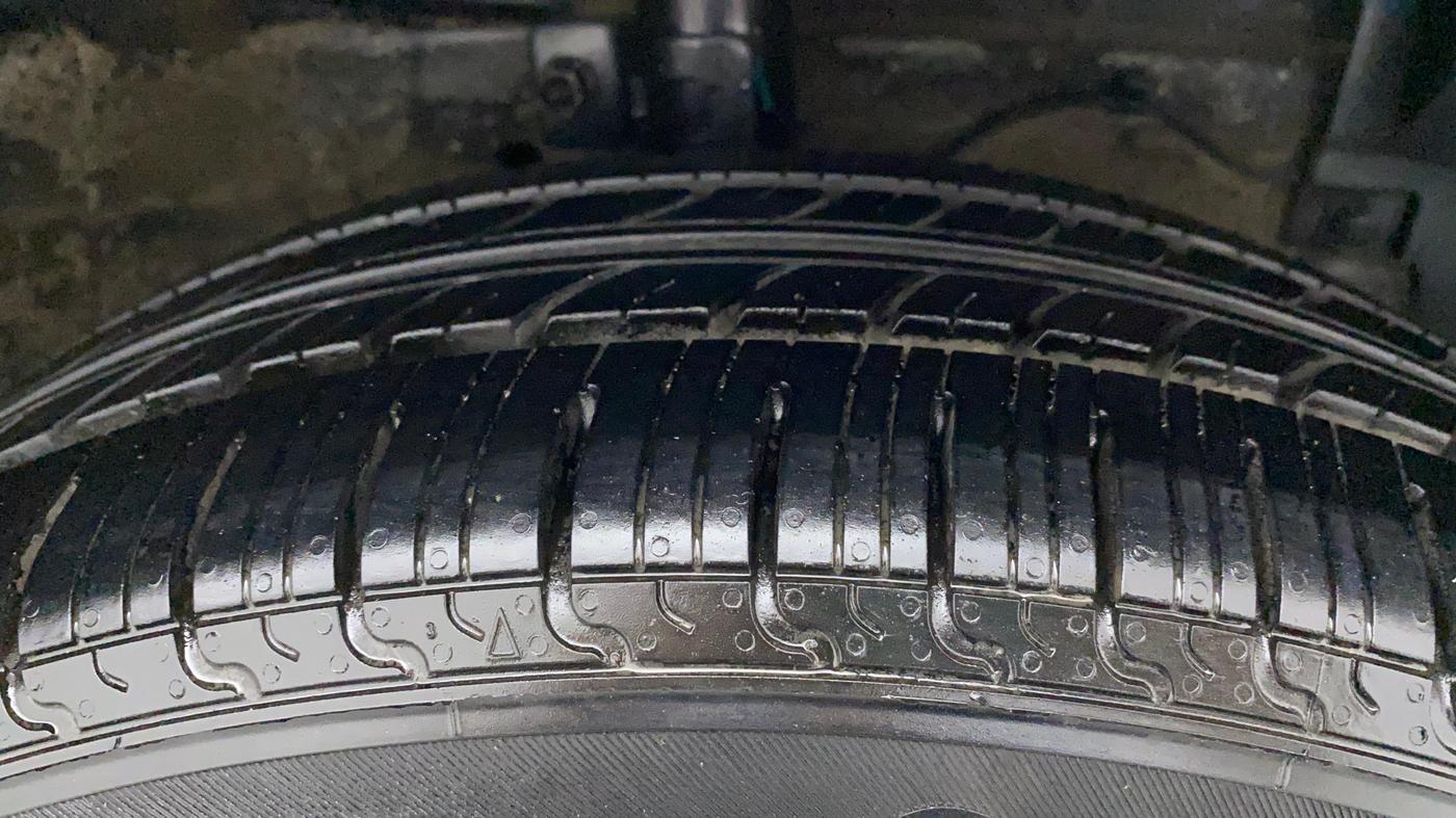 2012 Maruti Swift Dzire ZXI, Petrol, Manual, 41,933 km, Right Front Tyre Tread