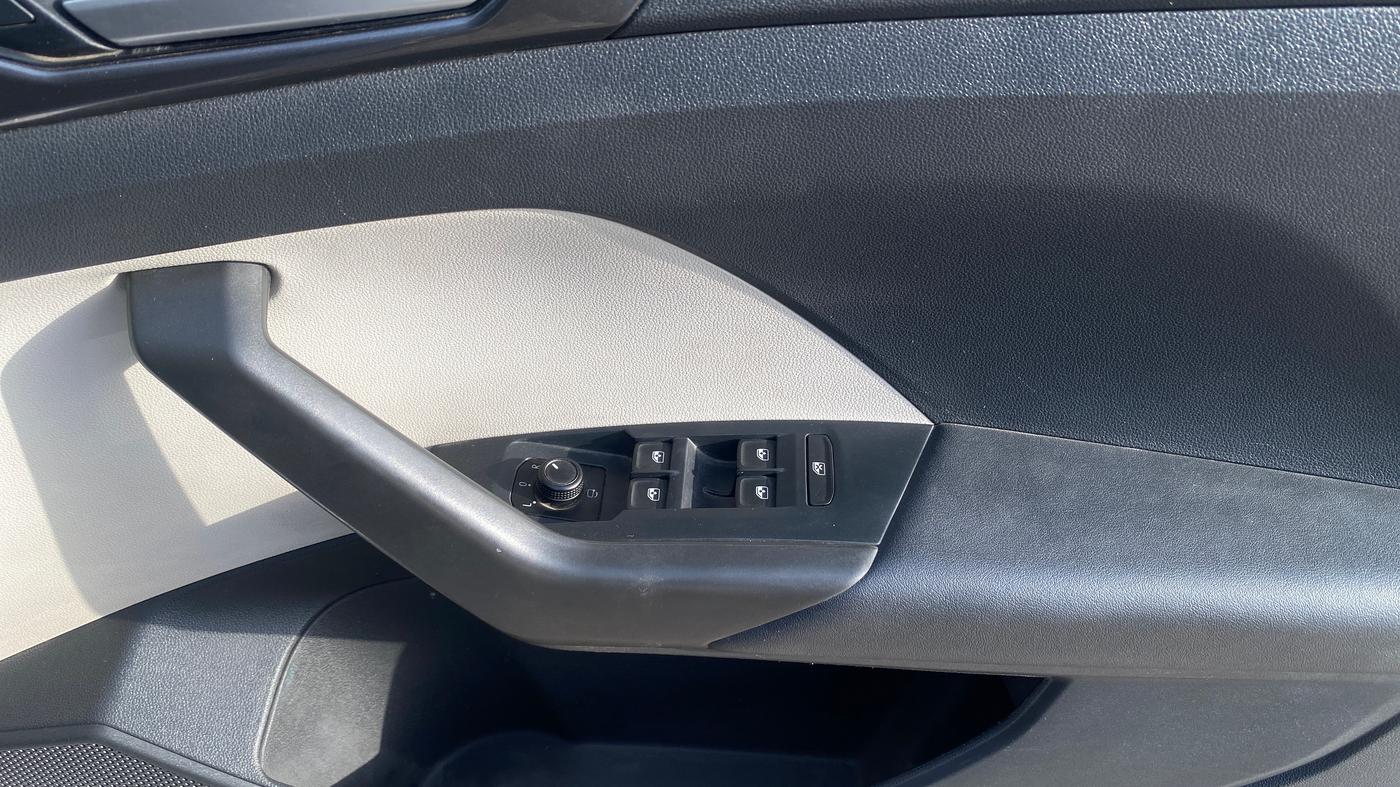 2022 Volkswagen TAIGUN TOPLINE 1.0 TSI AT, Petrol, Automatic, 47,895 km, Driver Side Door Panels Control