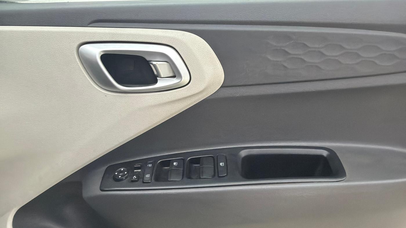 2023 Hyundai AURA SX 1.2 CNG, CNG, Manual, 73,004 km, Driver Side Door Panels Control