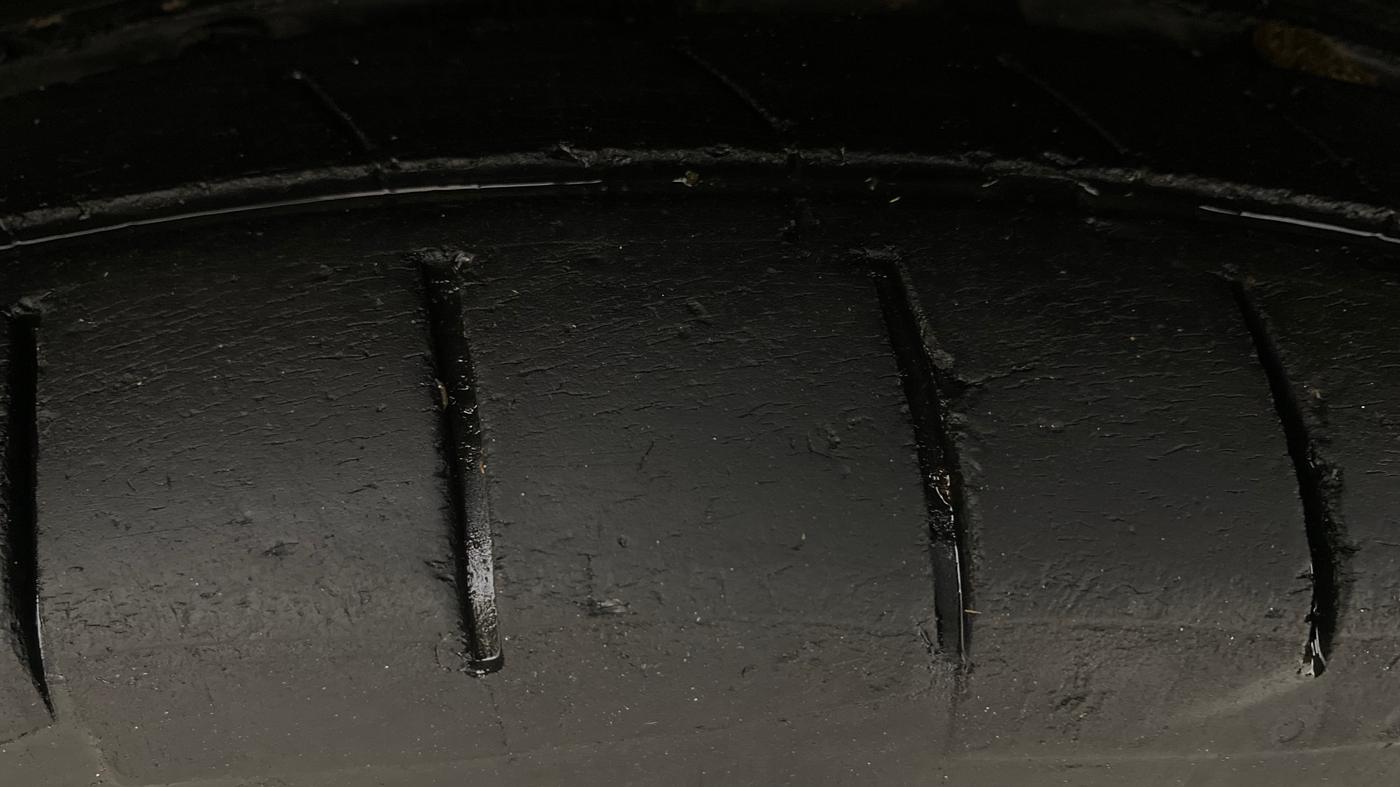2013 Maruti Swift ZXI, Petrol, Manual, 1,30,139 km, Left Front Tyre Tread