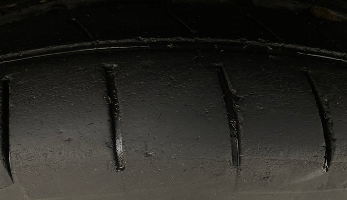 2013 Maruti Swift ZXI, Petrol, Manual, 1,30,139 km, Left Front Tyre Tread