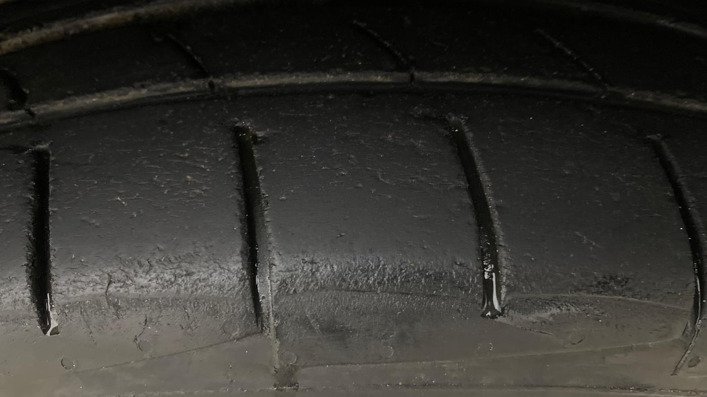 2013 Maruti Swift ZXI, Petrol, Manual, 1,30,139 km, Right Front Tyre Tread